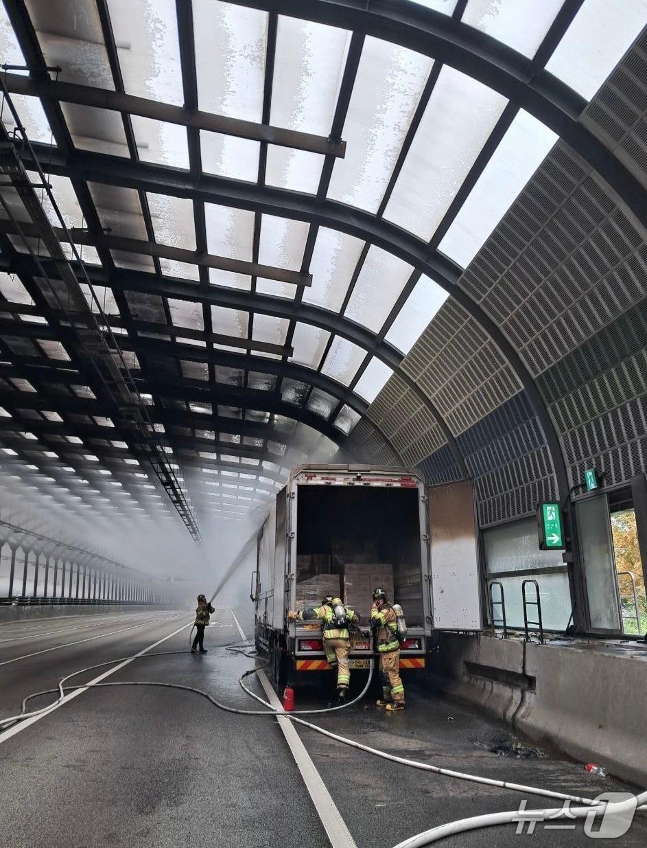 본문 이미지 - 영동고속도로 방음터널 화재 현장.&#40;경기도소방재난본부 제공. 재판매 및 DB금지&#41;