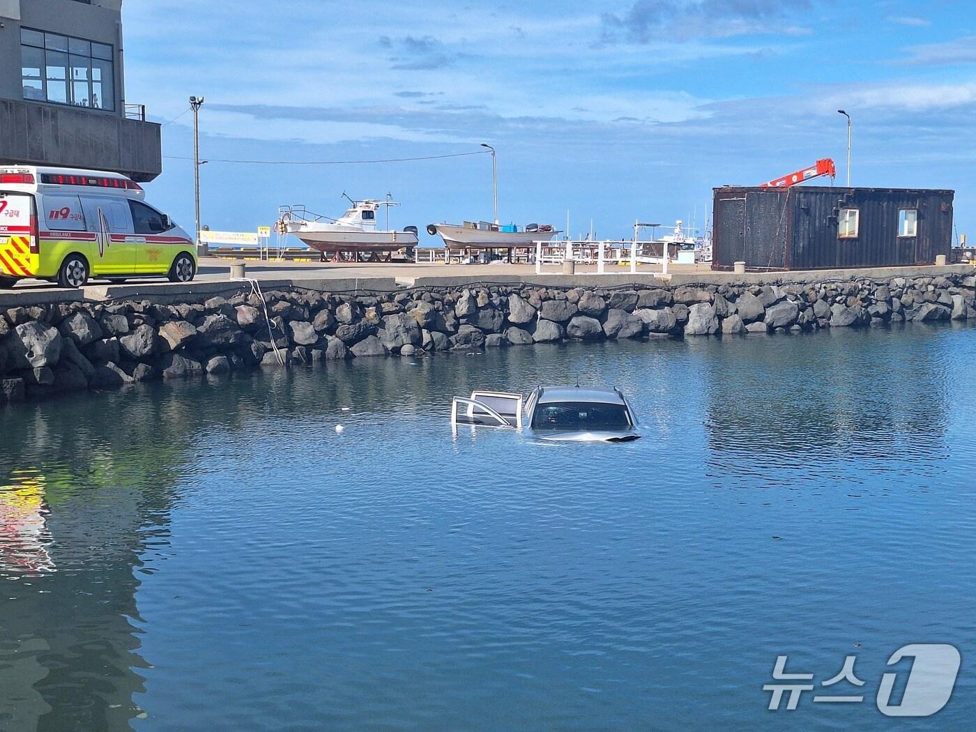본문 이미지 - 20일 제주시 협재포구에서 차량 추락사고가 발생했다.(제주도소방안전본부 제공. 재판매 및 DB 금지)