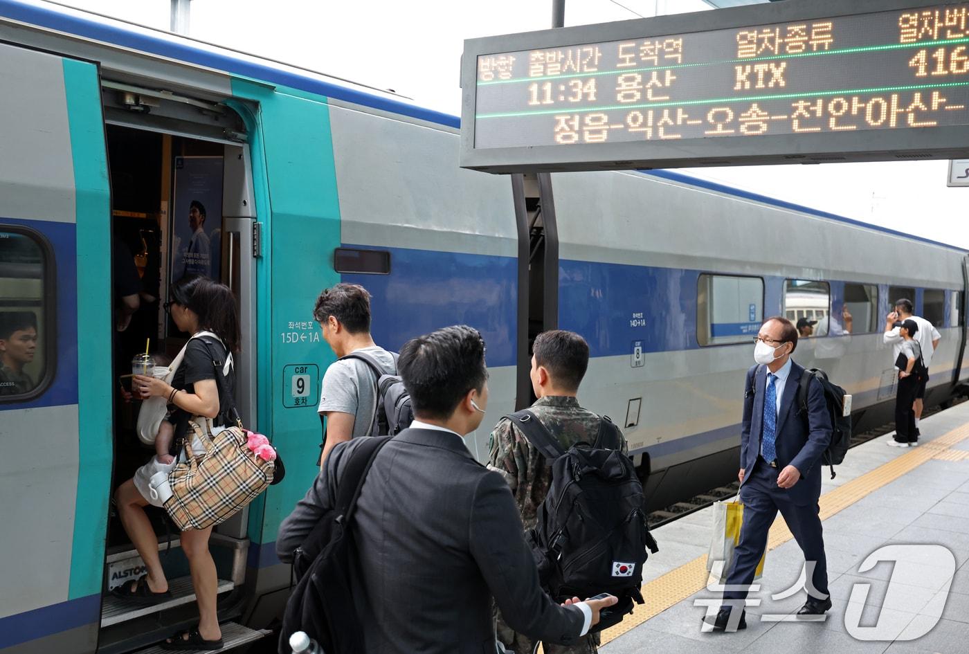본문 이미지 - 19일 오전 광주송정역에서 열차 이용객들이 용산행 KTX에 오르고 있다. 2025.9.19 