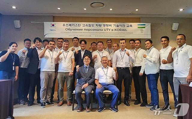 본문 이미지 - 한국철도공사&#40;코레일&#41;가 우즈베키스탄철도청 직원을 초청해 수도권철도차량정비단과 강릉차량사업소에서 2주 동안 진행한 ‘고속차량 정비 기술이전 교육’을 성공적으로 마쳤다.&#40;코레일 제공.재판매 및 DB금지&#41;/뉴스1 
