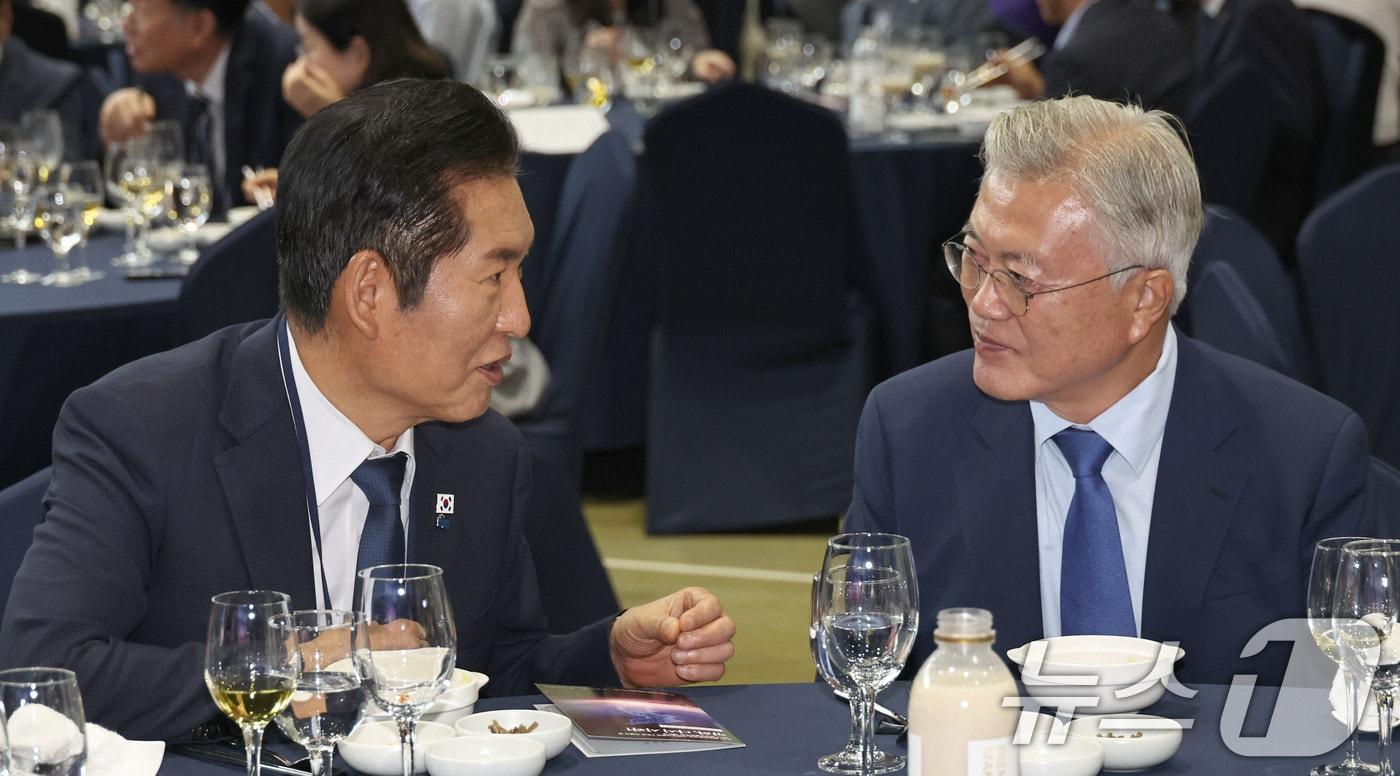 문재인 전 대통령과 정청래 더불어민주당 대표가 19일 경기 파주시 케프그리브스 에서 열린 9.19 평양공동선언 남북군사합의 7주년 기념식 및 2025 한반도 평화주간 개막식에서 대화하고 있다. 2025.9.19/뉴스1 ⓒ News1 국회사진기자단