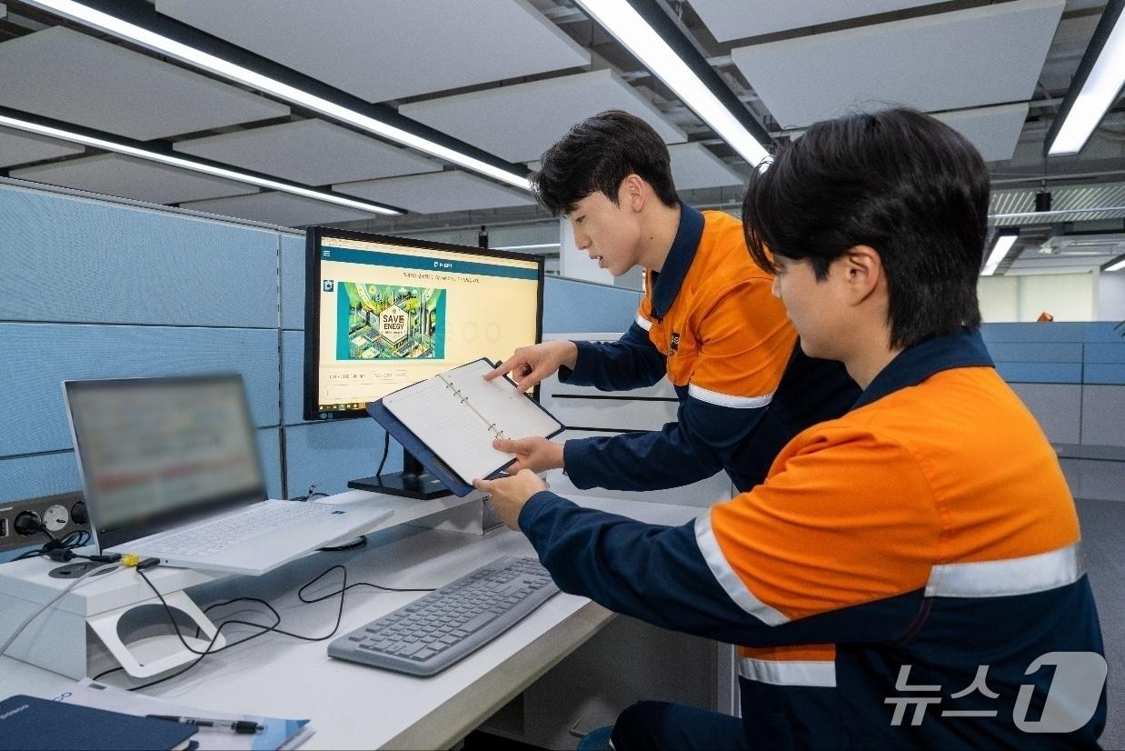 본문 이미지 - 광양제철소 직원들이 경영지원 GPT를 활용해 인사제도 관련 포스터를 제작하고 있다.(광양제철소 제공) 