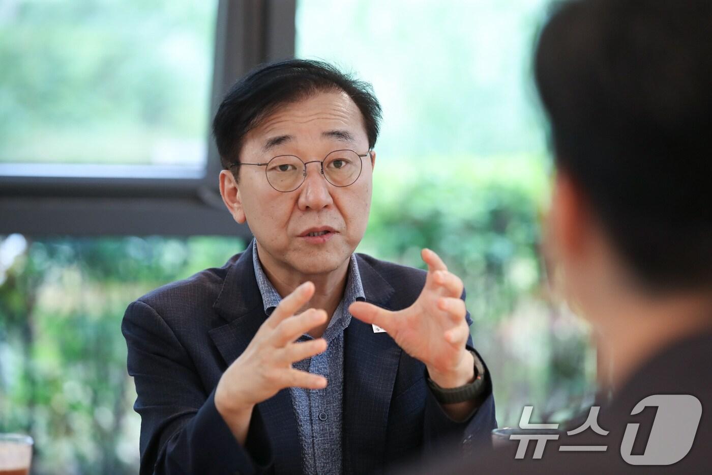 김윤덕 국토교통부 장관이 19일 위례 신도시 민간참여 공공주택사업 단지인 '위례 자이더시티'를 방문해 한국토지주택공사(LH) 및 GS 건설 관계자, 입주민과 소통하고 있다. (국토교통부 제공. 재판매 및 DB 금지) 2025.9.19/뉴스1