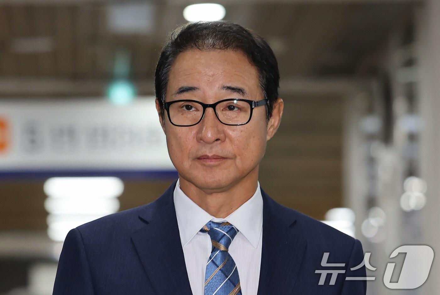 이성만 전 더불어민주당 의원이 19일 오후 서울 서초구 서울고등법원에서 열린 더불어민주당 전당대회 돈봉투 사건 관련 정치자금법위반 등 2심 선고에 출석하고 있다. 2025.9.19/뉴스1 ⓒ News1 장수영 기자