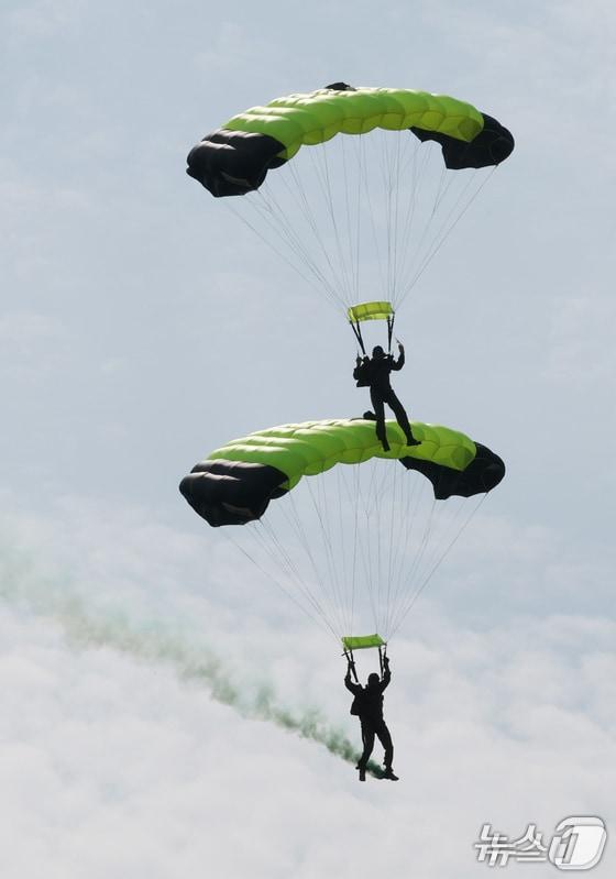 본문 이미지 -  18일 충남 계룡대 활주로 일원에서 열린 2025 계룡군문화축제·지상군페스티벌에서 제병협동전투시범 고공낙하가 펼쳐지고 있다. (계룡=뉴스1) 김기태 기자