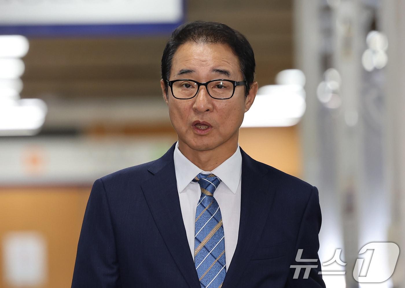 이성만 전 더불어민주당 의원이 19일 오후 서울 서초구 서울고등법원에서 열린 더불어민주당 전당대회 돈봉투 사건 관련 정치자금법위반 등 2심 선고에 출석하고 있다. 2025.9.19/뉴스1 ⓒ News1 장수영 기자