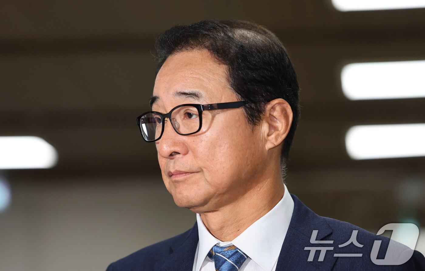 이성만 전 더불어민주당 의원이 19일 오후 서울 서초구 서울고등법원에서 열린 더불어민주당 전당대회 돈봉투 사건 관련 정치자금법위반 등 2심 선고에 출석하고 있다. 2025.9.19/뉴스1 ⓒ News1 장수영 기자