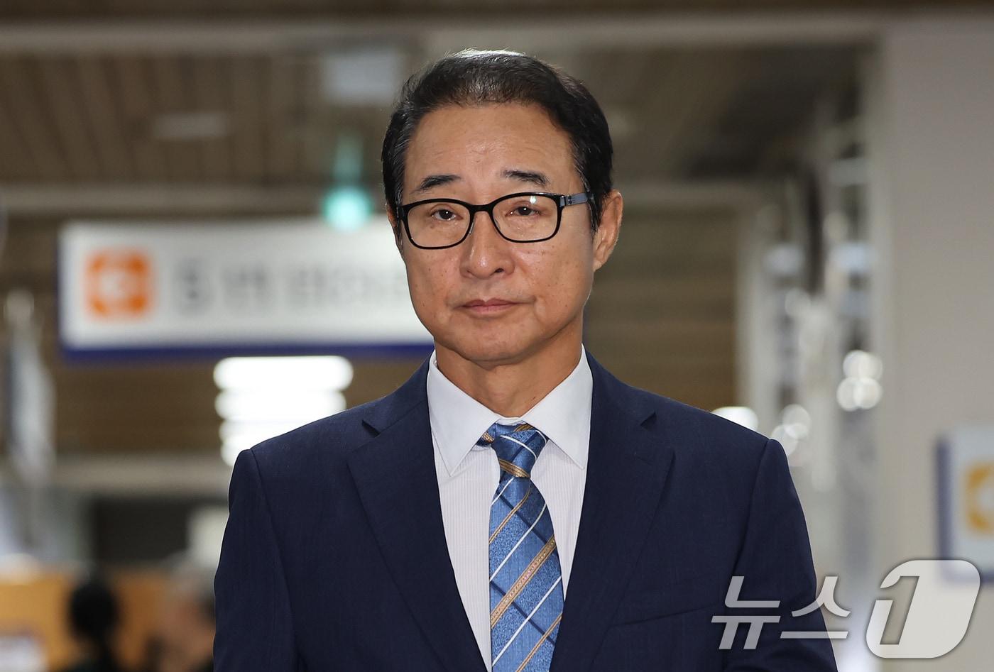 이성만 전 더불어민주당 의원이 지난 19일 오후 서울 서초구 서울고등법원에서 열린 더불어민주당 전당대회 돈봉투 사건 관련 정치자금법위반 등 2심 선고에 출석하고 있다. 2025.9.19/뉴스1 ⓒ News1 장수영 기자