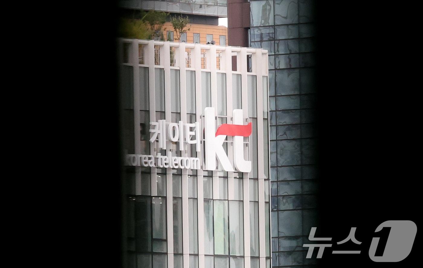 SK텔레콤에 이어 KT도 서버를 해킹당했을 가능성이 높은 것으로 확인됐다. 아직까진 서버 해킹 흔적이지만 고객 정보가 유출됐을 가능성을 배제할 수 없다. KT는 18일 오후 11시 57분 서버 침해 흔적 4건과 의심 정황 2건을 한국인터넷진흥원&#40;KISA&#41;에 신고했다고 19일 밝혔다. 사진은 19일 서울 KT 광화문빌딩 모습. 2025.9.19/뉴스1 ⓒ News1 임세영 기자