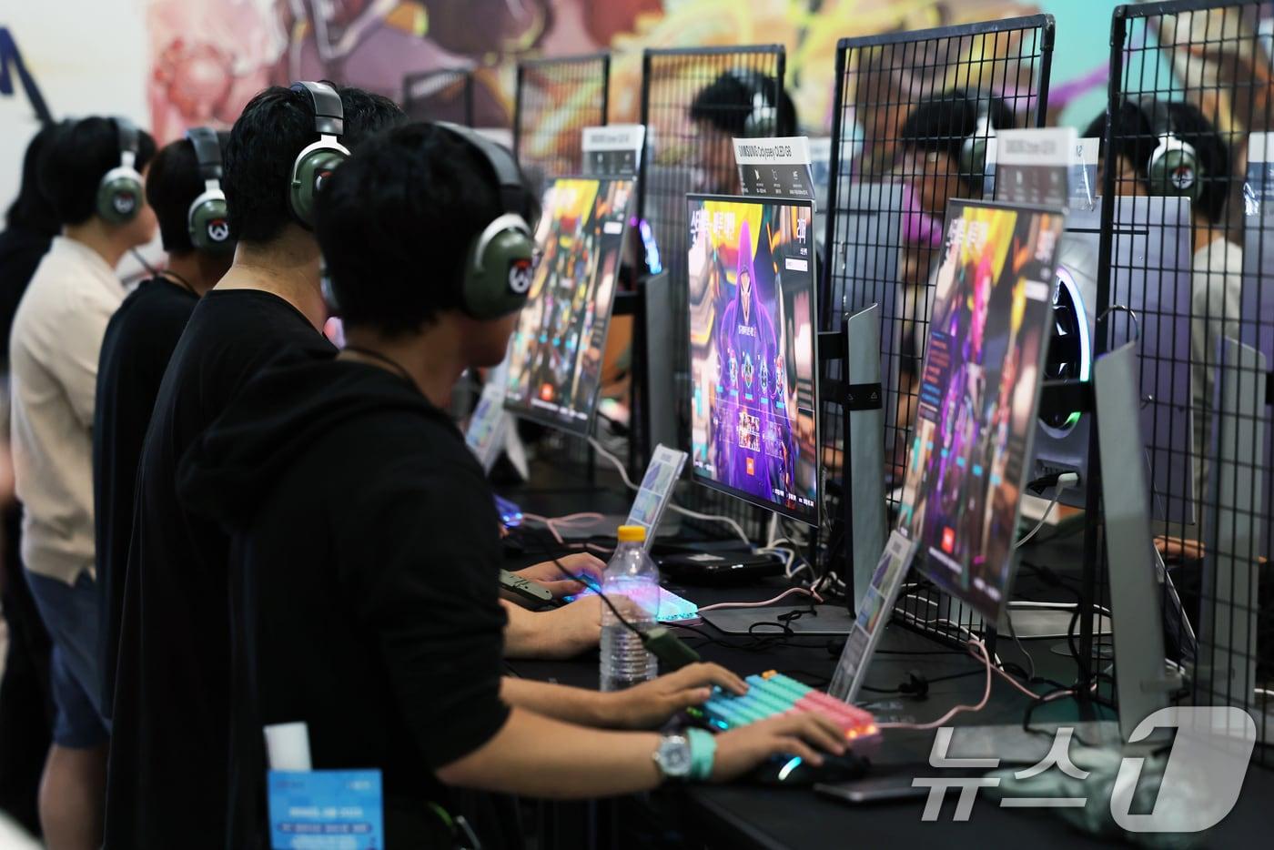 서울 중구 동대문디자인플라자&#40;DDP&#41;에서 열린 &#39;엔터테크 서울 2025&#39;에서 관람객이 게임을 하고 있다. &#40;사진은 기사와 무관함&#41;2025.9.19/뉴스1 ⓒ News1 황기선 기자
