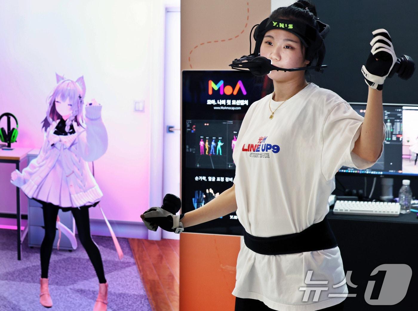 본문 이미지 - 19일 서울 중구 동대문디자인플라자&#40;DDP&#41;에서 열린 &#39;엔터테크 서울 2025&#39;에서 부스 관계자가 모션캡쳐를 선보이고 있다. 2025.9.19/뉴스1