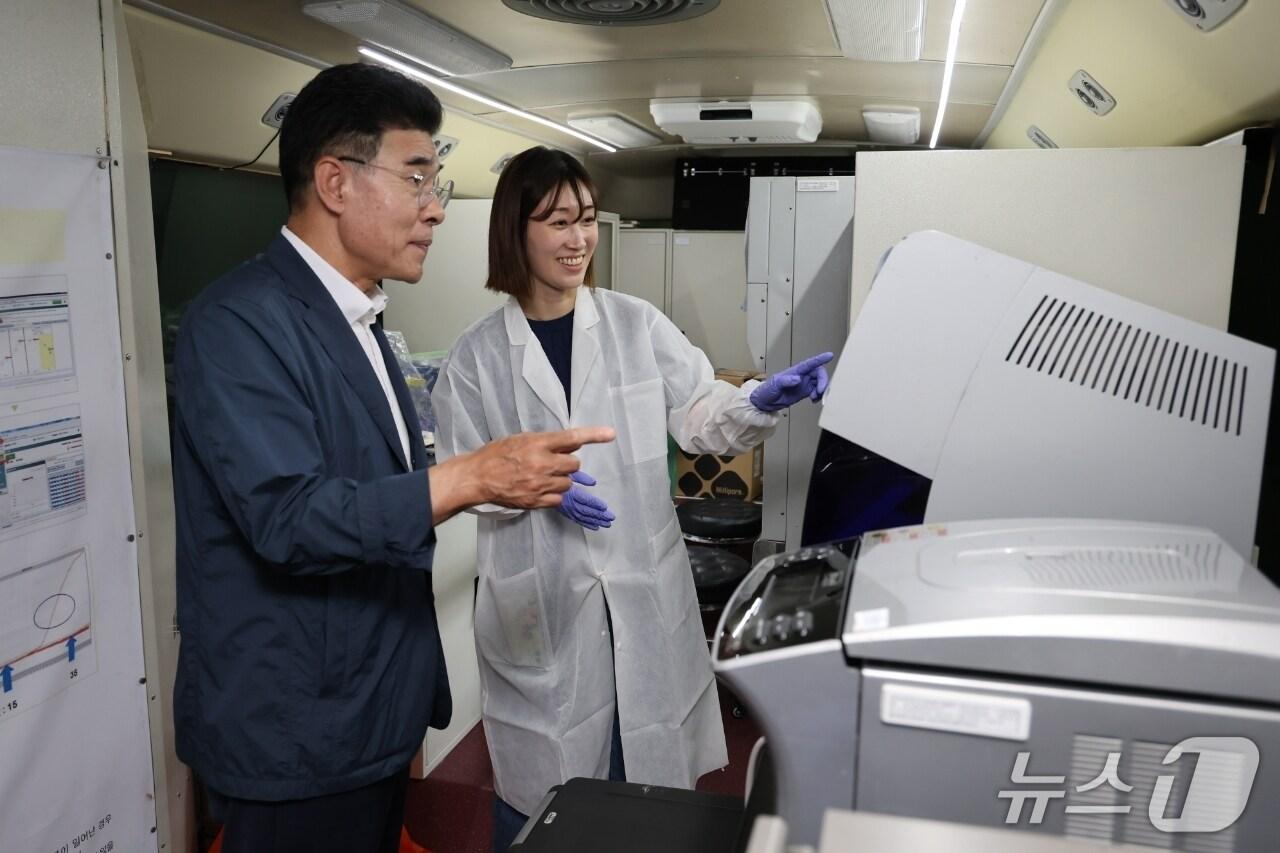 본문 이미지 - 신속검사차량을 활용한 식중독검사 모습 (계룡시 제공.재판매 및 DB금지)/뉴스1 