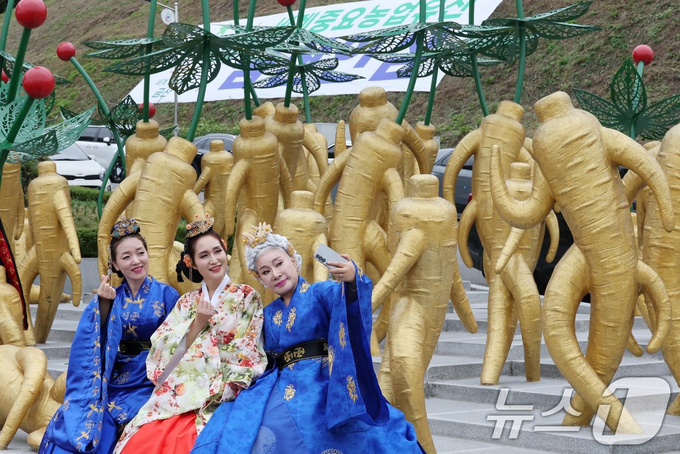 충남 금산군은 내년 충남도 인삼약초 분야 국·도비 예산으로 총 7억6768만 원을 확보했다고 밝혔다. 사진은 제43회 금산세계인삼축제 모습. 2025.9.19/뉴스1 ⓒ News1 김기태 기자