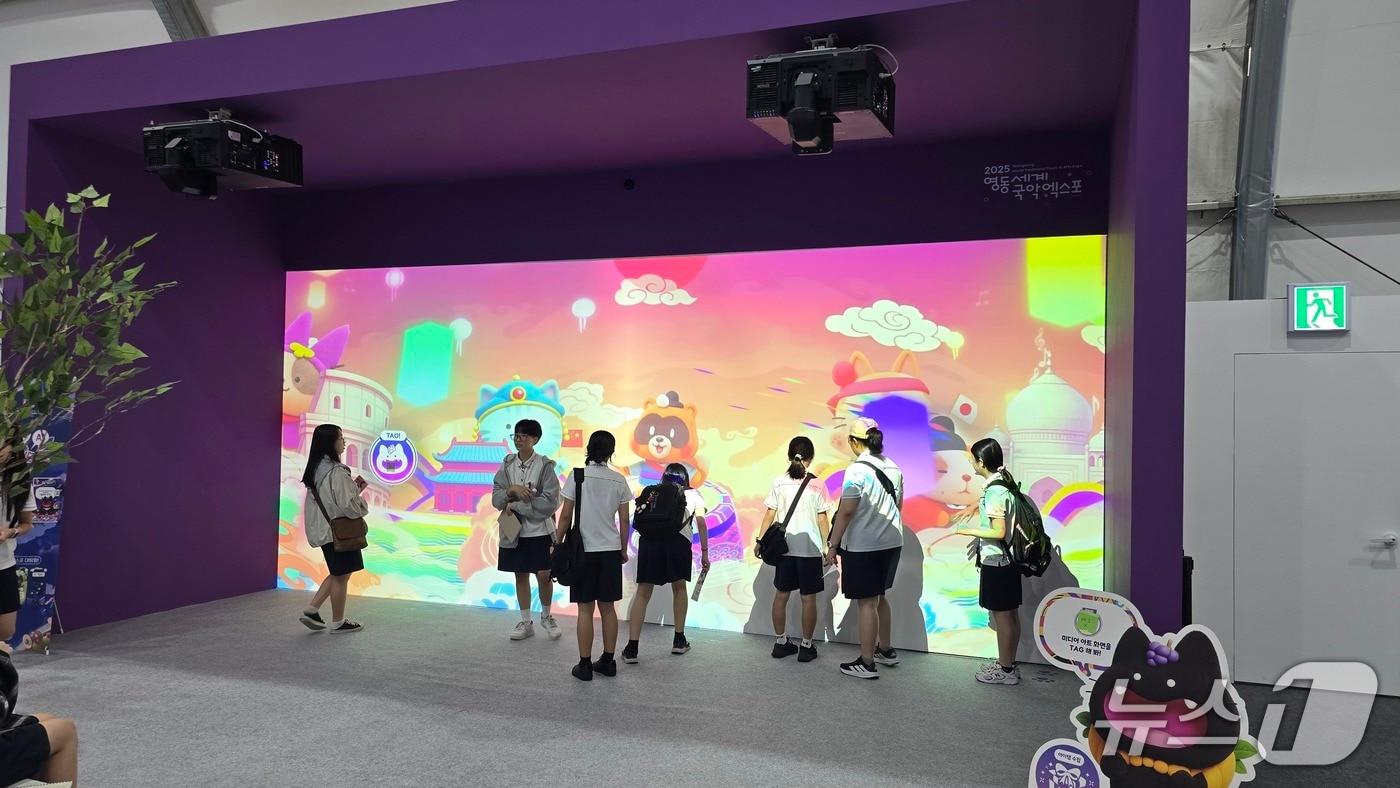 2025영동세계국악엑스포 세계음악문화관을 찾은 학생들이 체험행사에 참여하고 있다.  