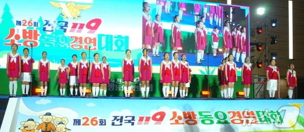 본문 이미지 - 고창초 합찹당이 경남 창원특례시 로봇랜드 컨벤션센터에서 열린 ‘제26회 전국 119소방 동요 경연대회&#40;17~18일&#41;’에서 초등부 금상을 수상했다.&#40;전북교육청 제공, 재판매 및 DB 금지&#41;/뉴스1