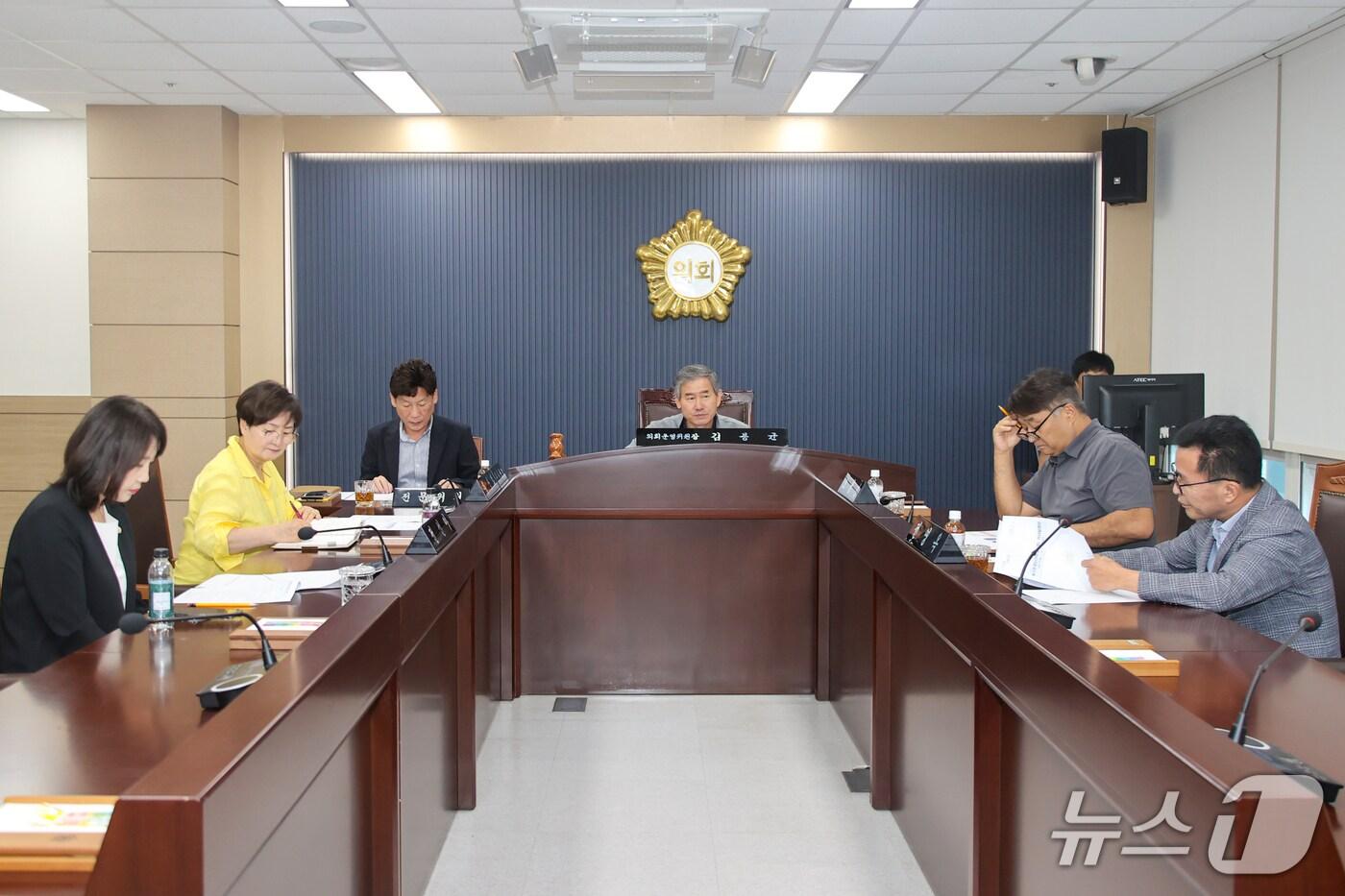 당진시의회가 19일 ‘제122회 임시회 폐회 중 의회운영위원회’개최 모습(당진시의회 제공. 재판매 및 DB금지)2025.9.19/뉴스1