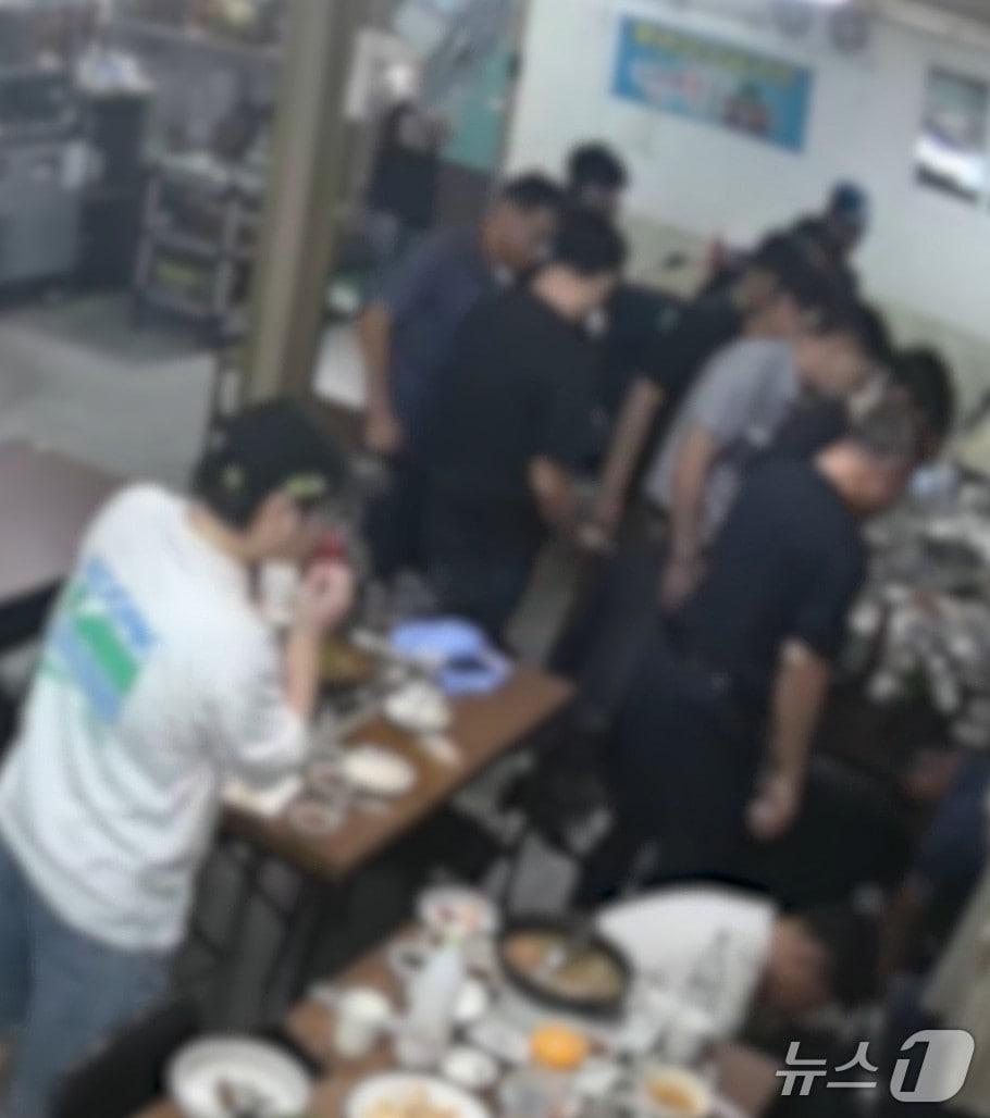 본문 이미지 - 정읍 한 식당에서 A 씨가 쓰러지자 김철옥 경감과 오필근 순경이 심폐소생술을 하고 있다.(경찰 제공. 재판매 및 DB 금지)