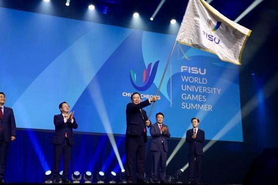 본문 이미지 - 지난 8월 독일에서 열린 &prime;2025라인-루르 하계 유니버시아드대회&prime; 폐회식에서 대회기를 흔드는 최민호 세종시장. (세종시 제공. 재판매 및 DB금지)