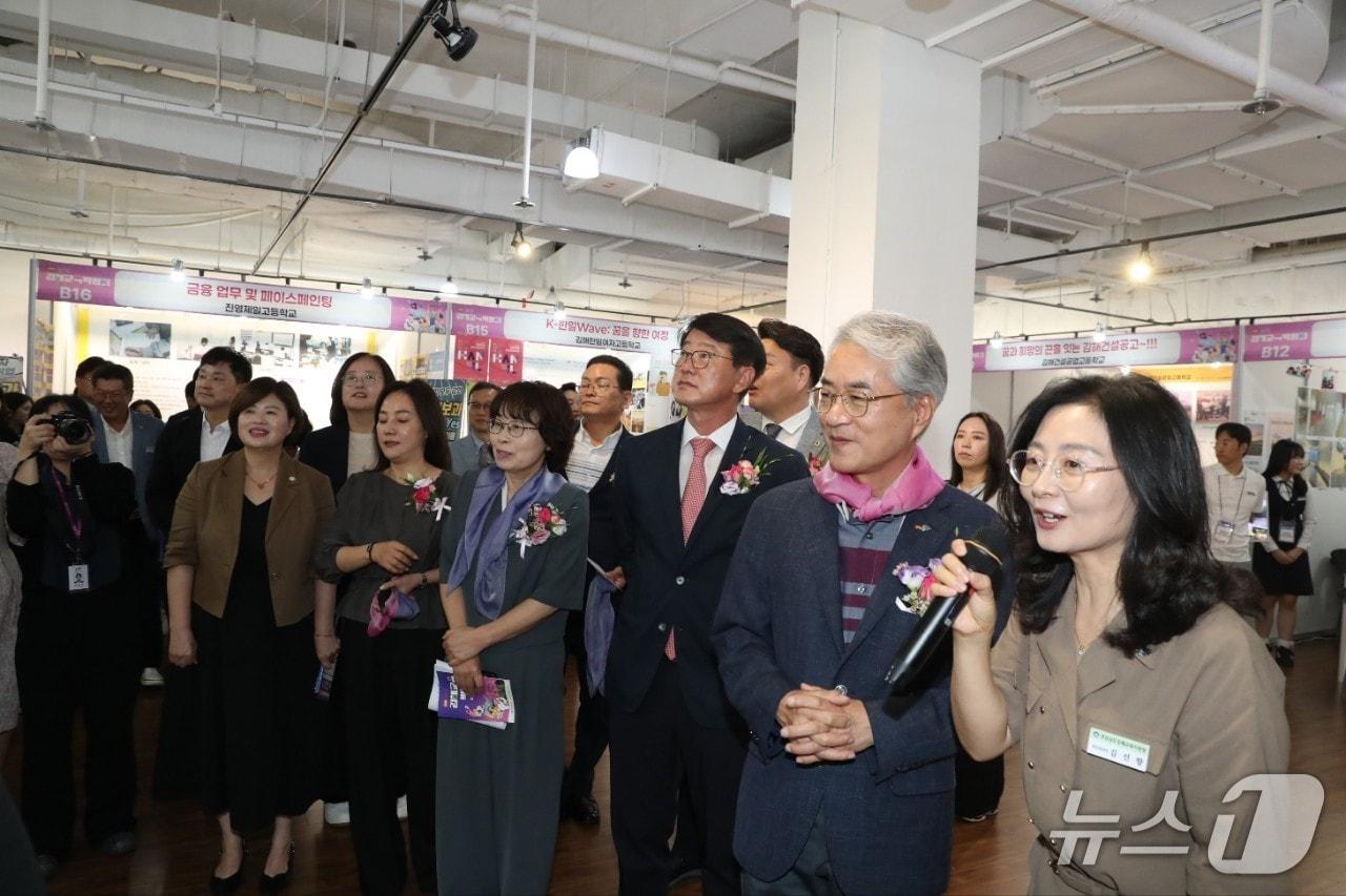 본문 이미지 - 박종훈 경남교육감이 19일 김해에서 개막한 김해교육박람회를 찾아 김해지역 각급 학교의 특색있는 교육과정을 소개하는 체험 부스를 둘러보고 있다.(김해교육지원청 제공. 재판매 및 DB금지)