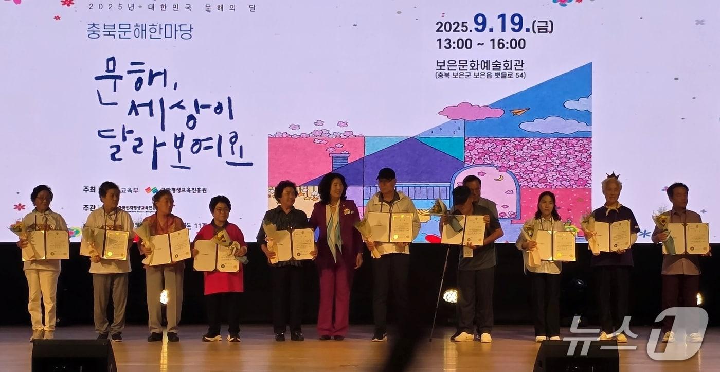 충북 괴산 '괴산두레학교' 학습자 9명 전원이 '2025 전국 및 충청북도 문해교육 시화전'에서 수상했다.