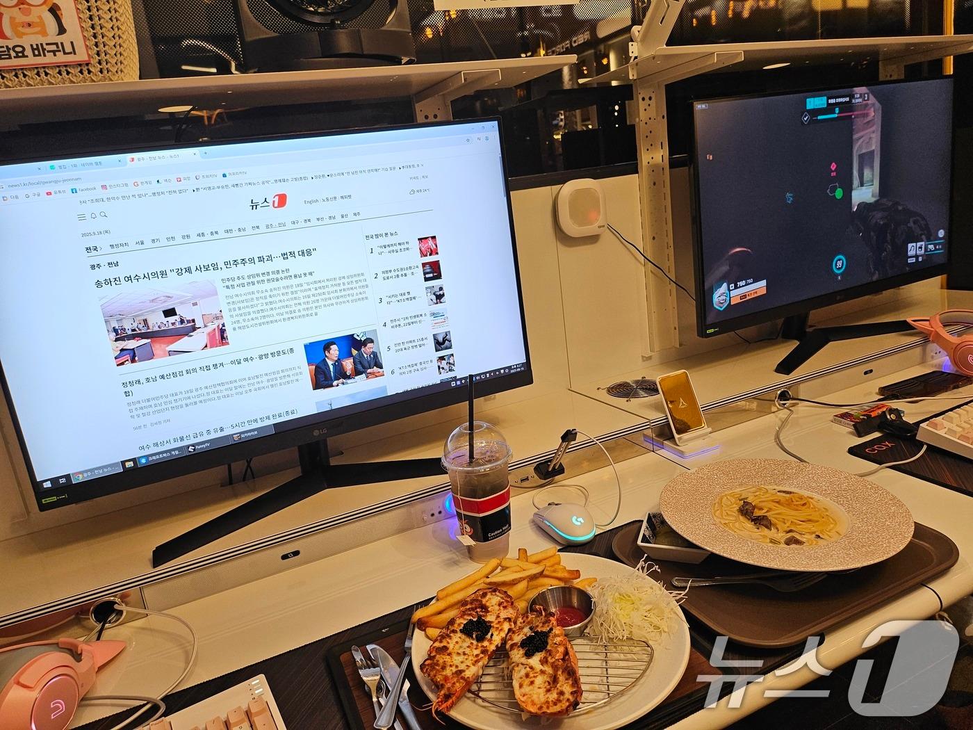 본문 이미지 - 지난 18일 취재진이 광주 서구의 한 PC방에서 주문한 음식 메뉴의 모습. 랍스터 위에 치즈와 캐비어가 곁들여져 있다./뉴스1DB ⓒ News1 이수민 기자