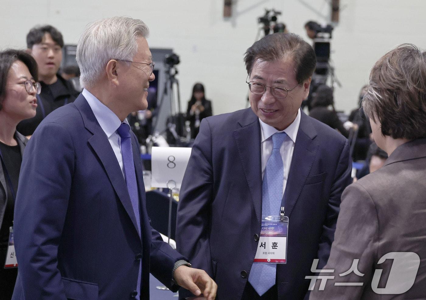 문재인 전 대통령과 서훈 전 국정원장이 19일 경기 파주시 케프그리브스 에서 열린 9.19 평양공동선언 남북군사합의 7주년 기념식 및 2025 한반도 평화주간 개막식에서 대화하고 있다. 2025.9.19/뉴스1 ⓒ News1 국회사진기자단