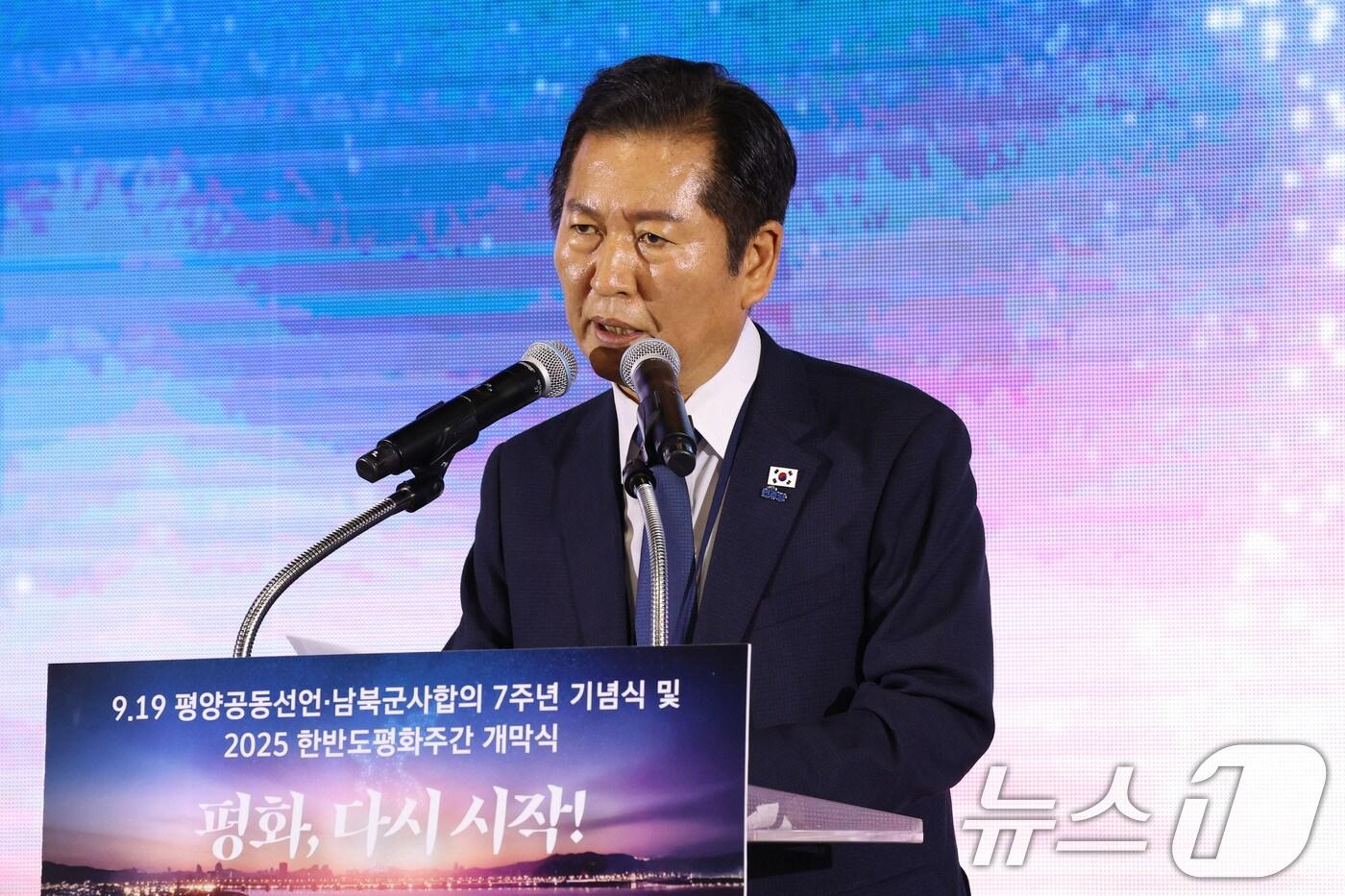 정청래 더불어민주당 대표가 지난 19일 오후 경기 파주 캠프그리브스에서 열린 9·19 평양공동선언 7주년 기념식에서 축사를 하고 있다. 2025.9.19/뉴스1 ⓒ News1 국회사진기자단