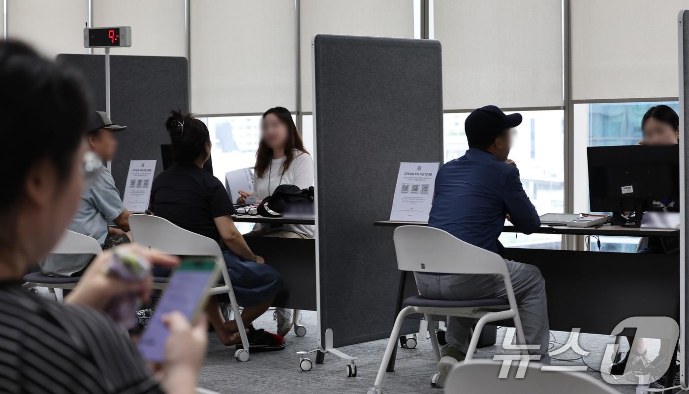 롯데카드 해킹사고로 최대 297만 명의 개인정보 및 결제 정보가 유출된 가운데 19일 오후 서울 종로구 롯데카드 본사를 찾은 이용자들이 상담을 받고 있다. 2025.9.19/뉴스1 ⓒ News1 장수영 기자