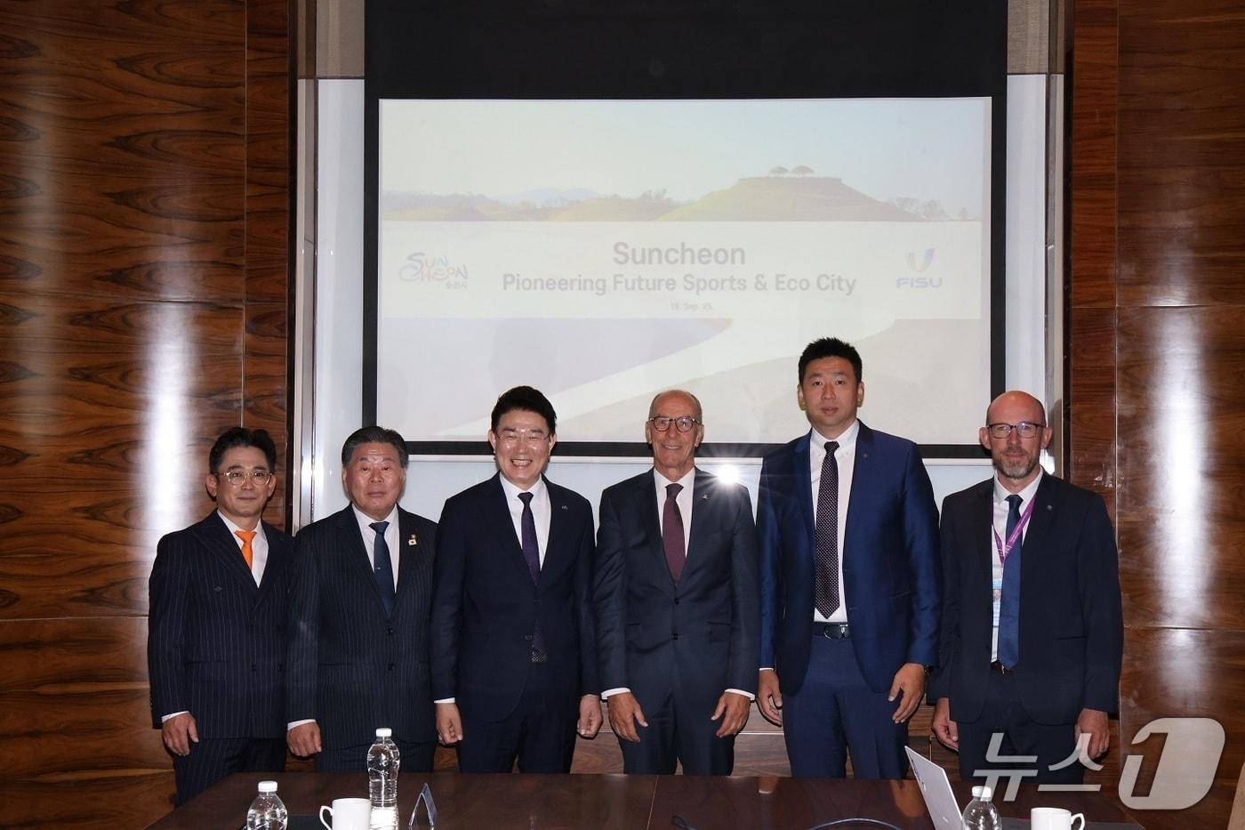 19일 노관규 순천시장&#40;왼쪽 세번째&#41;과 강형구 순천시의회 의장&#40;왼쪽 두번째&#41;, 김영진 순천시의회 운영위원장&#40;왼쪽 첫번째&#41; 등 순천시 방문단이 중국 대련에서 레온즈 에더 국제대학스포츠연맹&#40;FISU&#41; 회장과 면담을 갖고 기념사진을 촬영했다&#40;순천시 제공&#41;