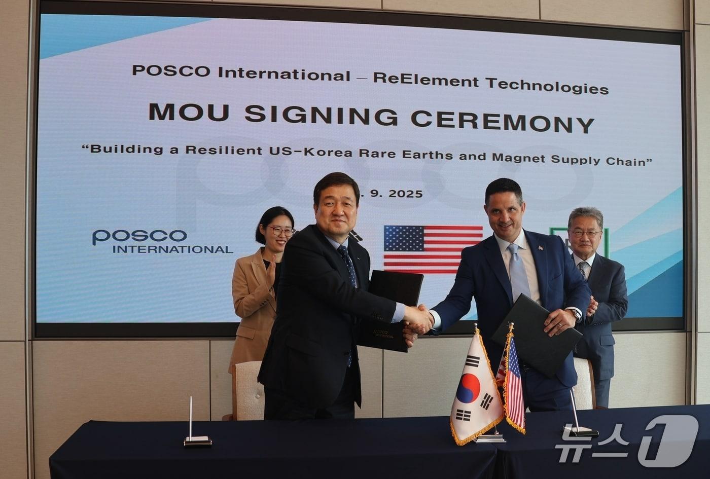 이계인 포스코인터내셔널 사장(사진 왼쪽)과 마크 젠슨 리엘리먼트 대표이사가 업무협약을 체결한 후 기념사진을 촬영하고 있다,. (사진제공 = 포스코인터내셔널) 