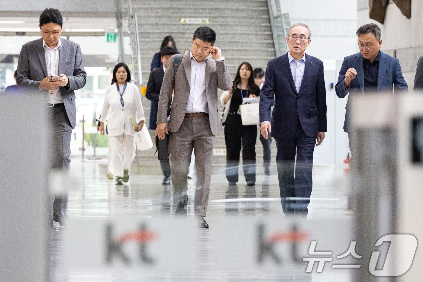 김영섭 KT 대표이사를 비롯한 임직원들과 국회 과학기술정보방송통신위원회 더불어민주당·조국혁신당 위원들이 9월 19일 소액결제 해킹 사태가 발생한 서울 서초구 KT연구개발본부에서 과방위의 KT현장조사를 마친 후 이동하고 있다. 2025.9.19/뉴스1 ⓒ News1 유승관 기자