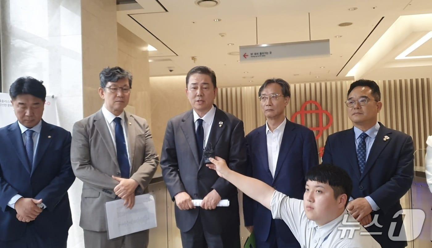 김병기 더불어민주당 원내대표가 19일 서울 강서구 홈플러스 본사에서 김병주 MBK파트너스 회장과 면담을 가진 후 기자들과 만나 질의응답을 하고 있다.