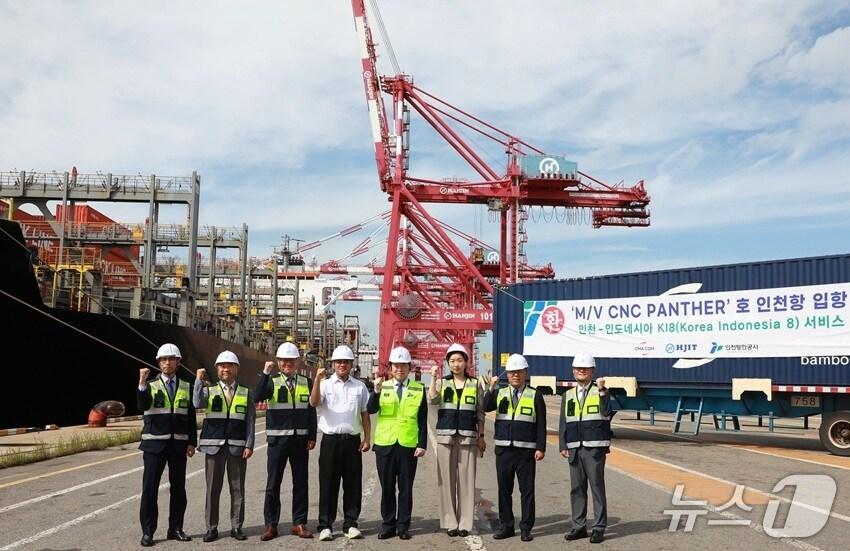 본문 이미지 - 한국-인도네시아 신규 항로 입항식을 마치고 각 기관 대표들이 기념촬영을 하고 있다&#40;인천항만공사 제공.재판매 및 DB금지&#41;