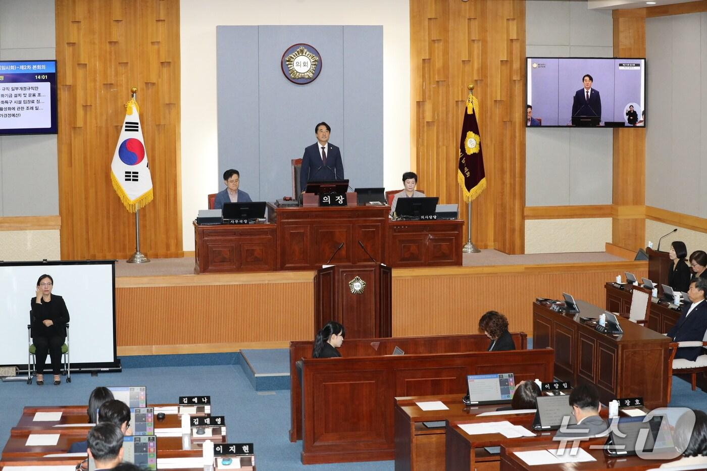 이상기 울산 남구의회 의장이 19일 남구의회에서 열린 제272회 임시회 제2차 본회의를 진행하고 있다. &#40;울산 남구의회 제공. 재판매 및 DB금지&#41;/뉴스1