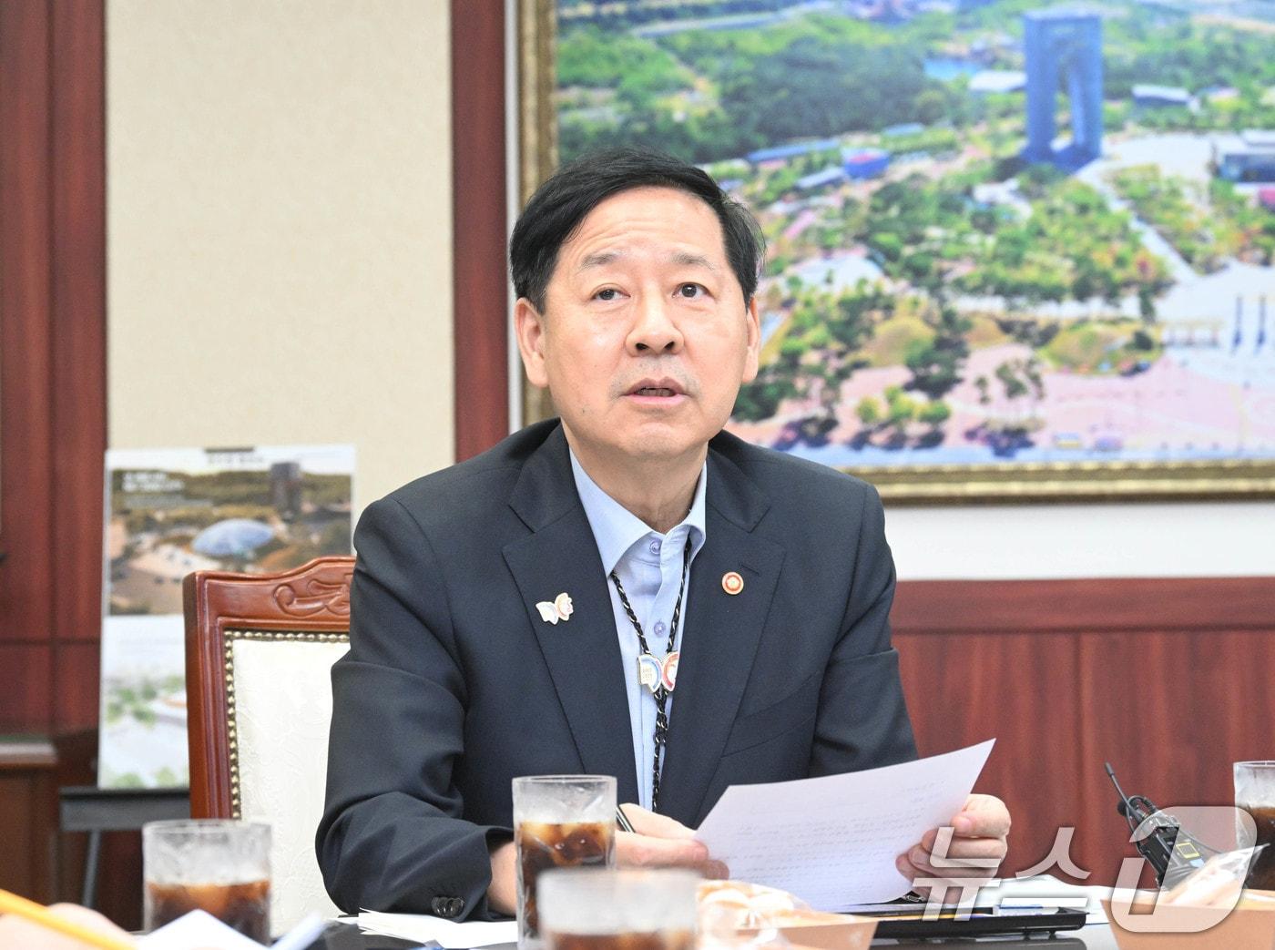 본문 이미지 - 구윤철 경제부총리 겸 기획재정부 장관이 19일 경주 화백컨벤션센터를 방문해 관계자로부터 2025 APEC 정상회의 준비상황을 듣고 있다. &#40;기획재정부 제공. 재판매 및 DB 금지&#41; 2025.9.19/뉴스1