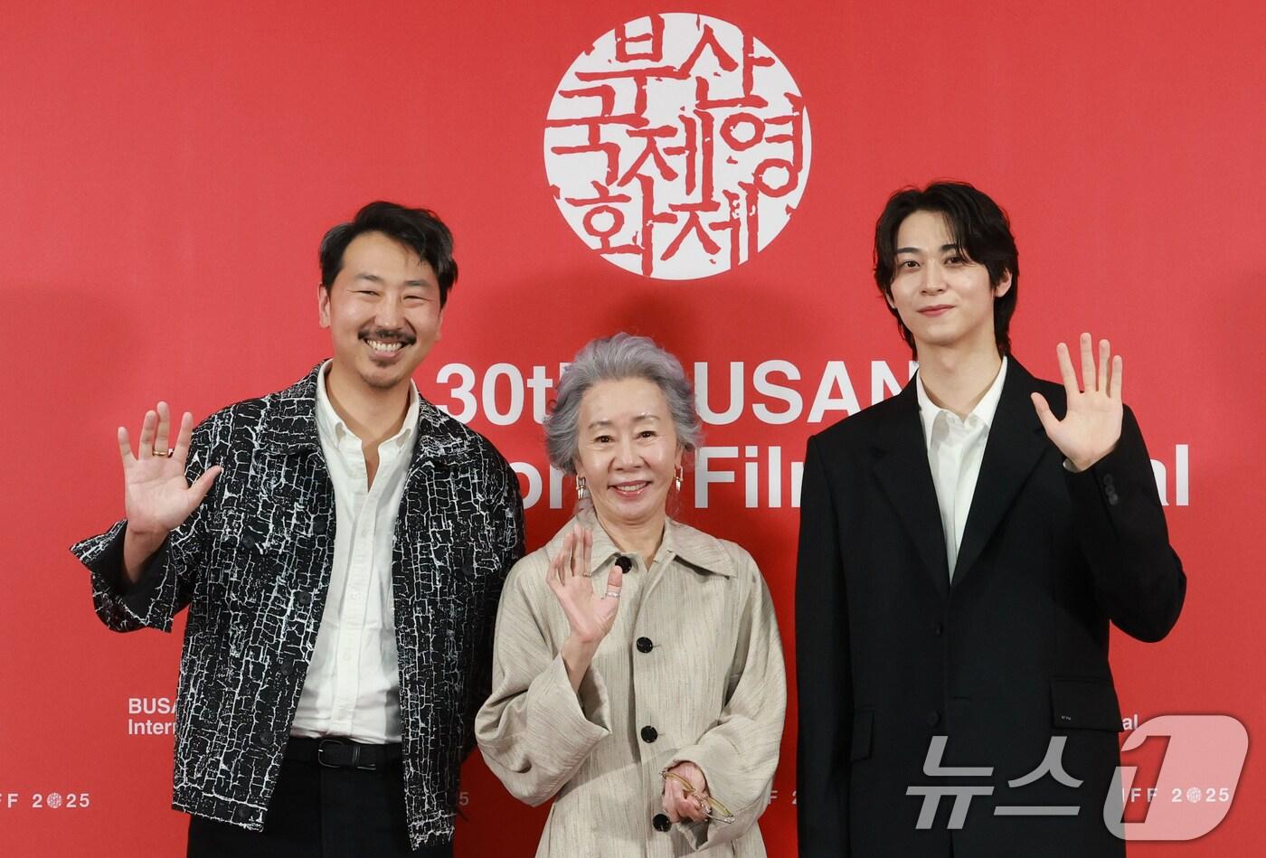 앤드루 안 감독(왼쪽부터)과 배우 윤여정, 한기찬이 19일 오후 부산광역시 해운대구 영화의전당에서 열린 '제30회 부산국제영화제(BIFF)' '결혼 피로연' 기자간담회에 참석해 포즈를 취하고 있다. 2025.9.19/뉴스1 ⓒ News1 권현진 기자