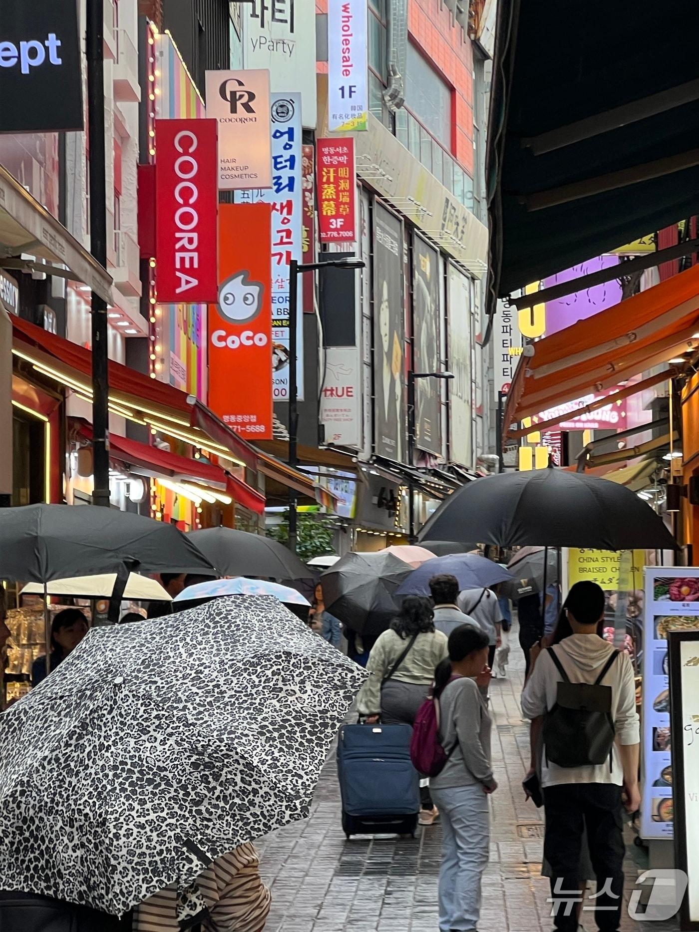 본문 이미지 - 서울 중구 명동거리가 비오는 날씨에도 불구하고 외국인 관광객과 시민들로 붐비고 있다. 2025.9.19/ 뉴스1ⓒ News1 심서현