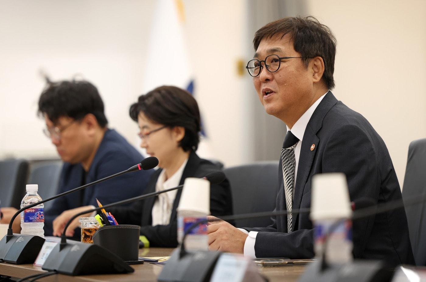 최휘영 문화체육관광부 장관이 19일 서울 종로구 국립현대미술관 서울관에서 만화·웹툰 분야 관계자들을 만나 간담회를 갖고 만화·웹툰 육성 정책의 새로운 방향성에 대한 논의를 하고 있다.