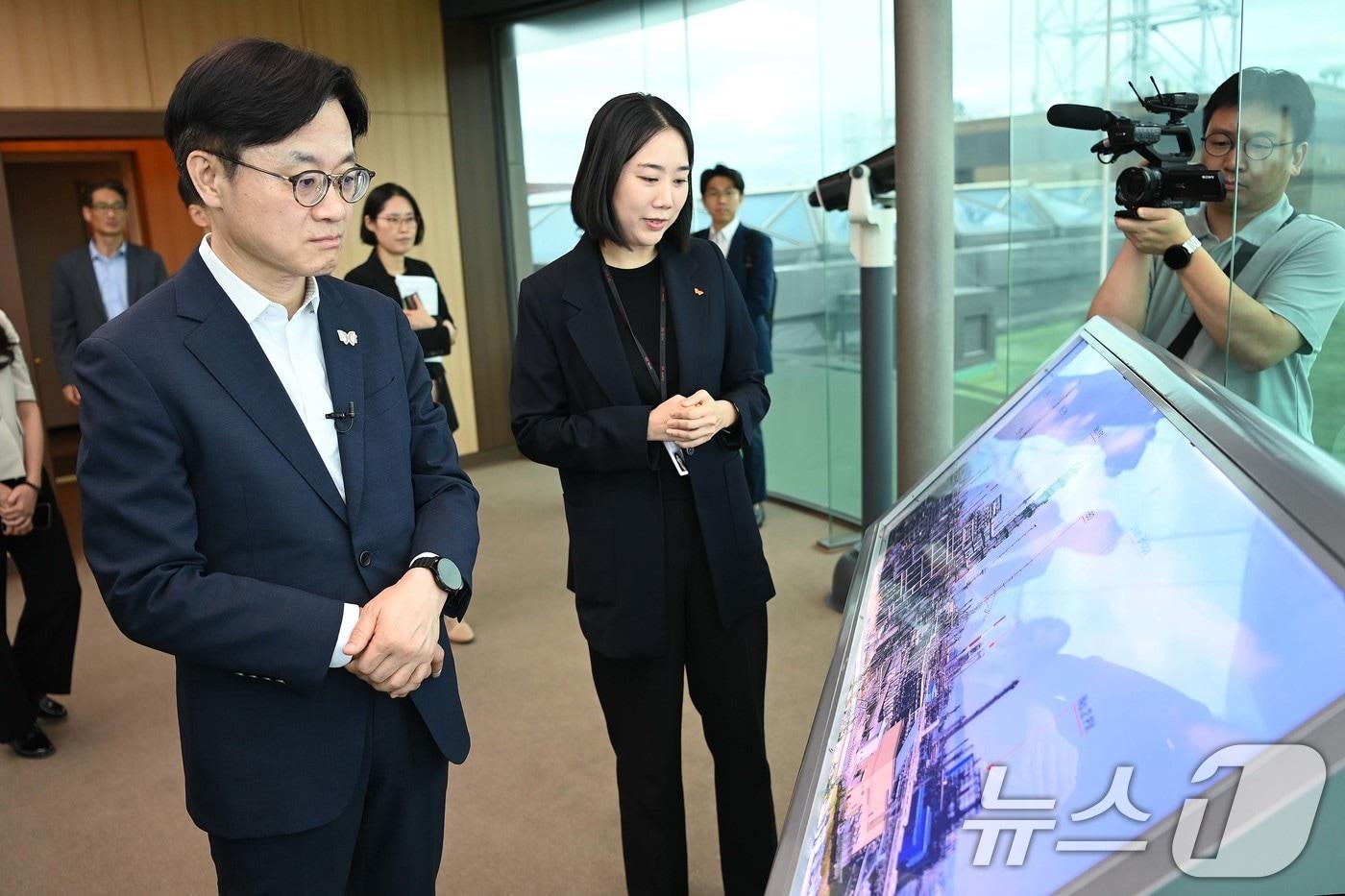 김정관 산업통상자원부 장관이 19일 울산 남구 석유화학산업단지를 방문해 관계자로부터 운영현황 및 애로사항을 청취한 후 생산 및 안전관리 현황 등을 종합 점검하고 있다. &#40;산업통상자원부 제공. 재판매 및 DB 금지&#41; 2025.9.19/뉴스1