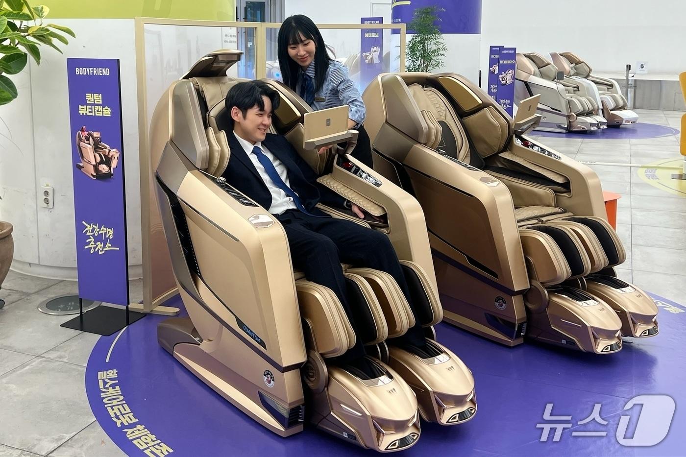 신세계백화점 센텀시티 바디프렌드 체험존을 방문한 고객이 안마기기를 체험해보고 있다.(신세계 센텀시티 제공. 재판매 및 DB 금지)