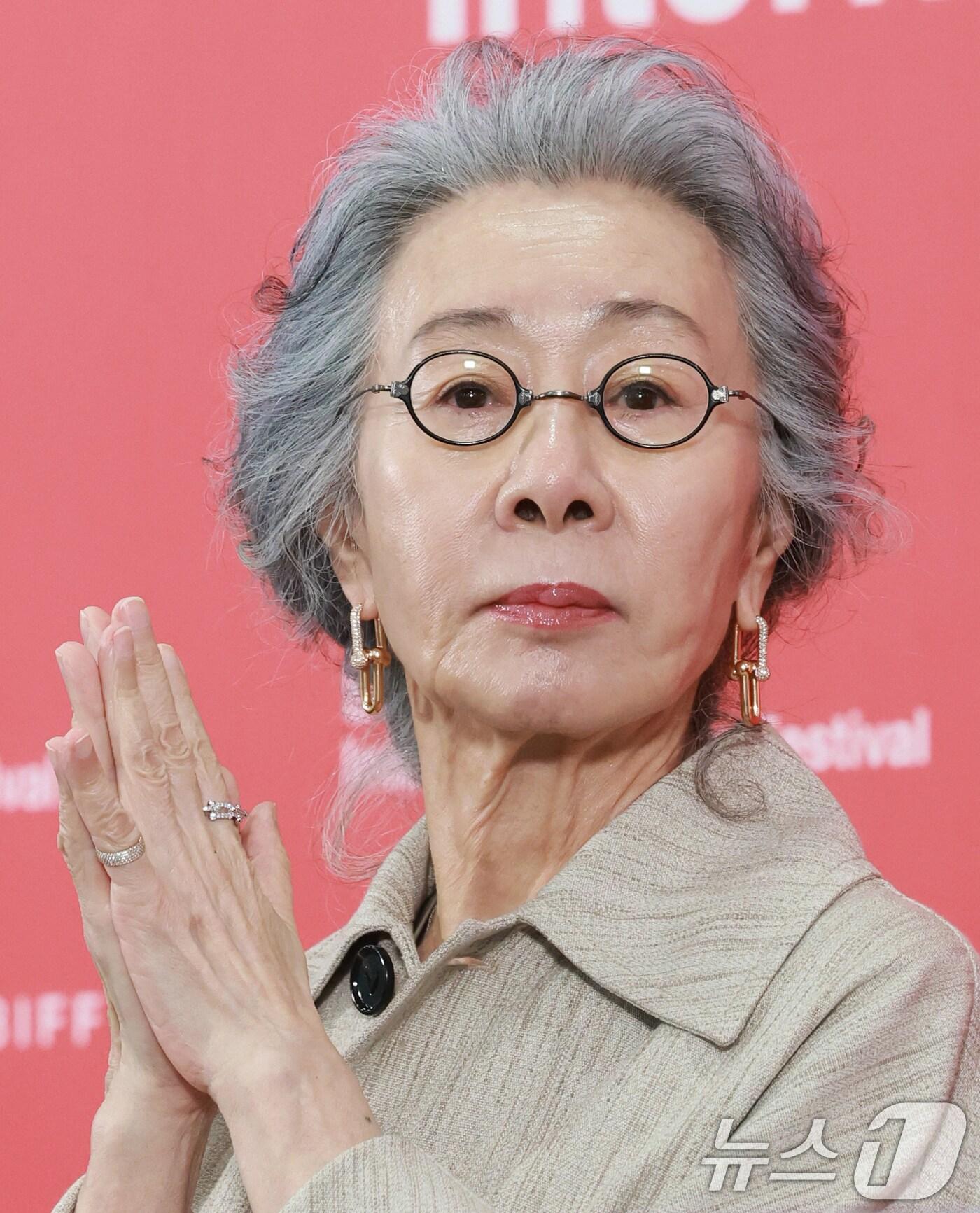 본문 이미지 - 배우 윤여정이 19일 오후 부산광역시 해운대구 영화의전당에서 열린 '제30회 부산국제영화제(BIFF)' '결혼 피로연' 기자간담회에 참석해 취재진 질문을 듣고 있다. 2025.9.19/뉴스1 ⓒ News1 권현진 기자