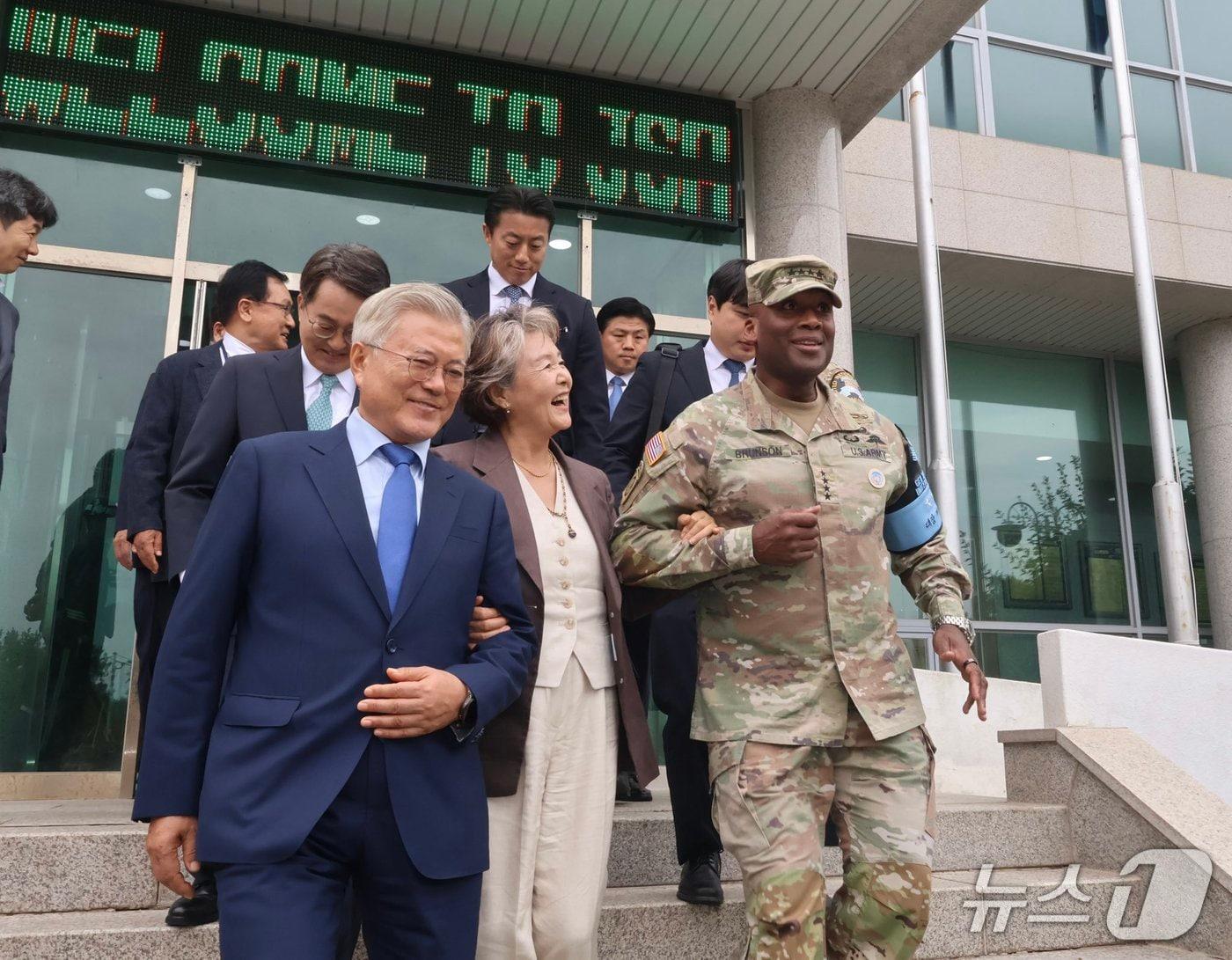 본문 이미지 - 문재인 전 대통령 내외와 제이비어 브런슨 주한미군사령관 겸 한미연합군사령관.&#40;제이비어 브런슨 사령관 SNS 갈무리&#41;