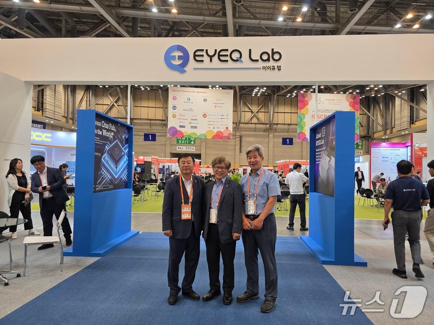 본문 이미지 - 국제탄화규소학술대회에 참석해 관계자들과 기념 촬영 중인 이승우 의원. (부산시의회 제공. 재판매 및 DB 제공)