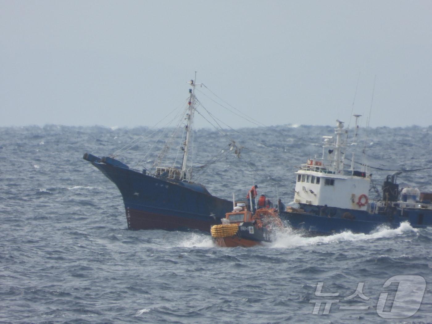본문 이미지 - 19일 오전 11시 52분께 부산 송정항 해상에서 선원 8명이 탄 어선이 침몰하는 사고가 발생해 7명이 구조되고 1명이 실종됐다. 사진은 구조자 6명이 탄 경비함정이 복귀하는 모습.(울산해양경찰서 제공. 재판매 및 DB금지) 2025.9.19/뉴스1 ⓒ News1 김세은 기자
