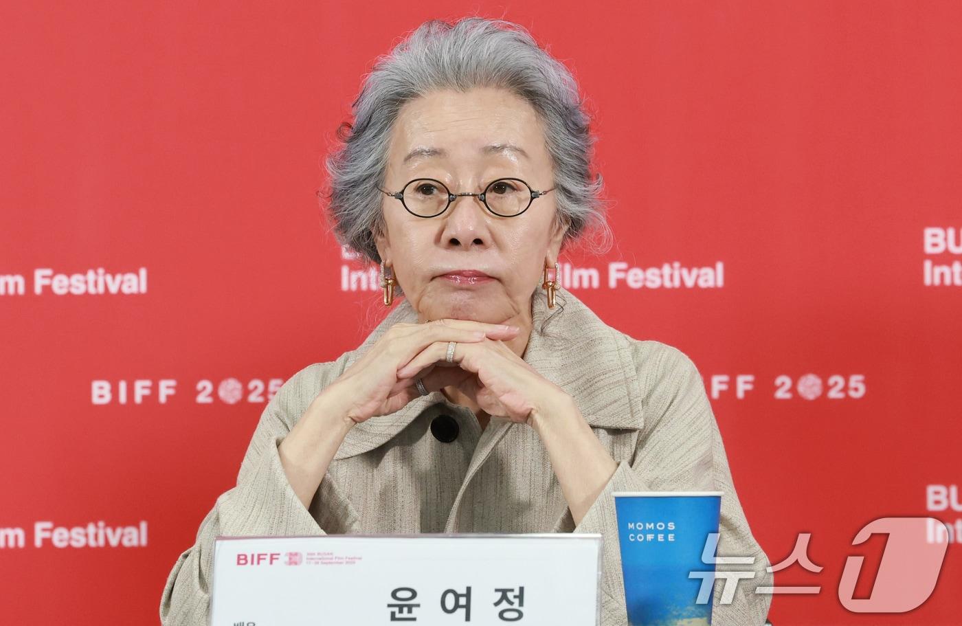 배우 윤여정이 19일 오후 부산광역시 해운대구 영화의전당에서 열린 '제30회 부산국제영화제(BIFF)' '결혼 피로연' 기자간담회에 참석해 생각에 잠겨있다. ⓒ News1 권현진 기자