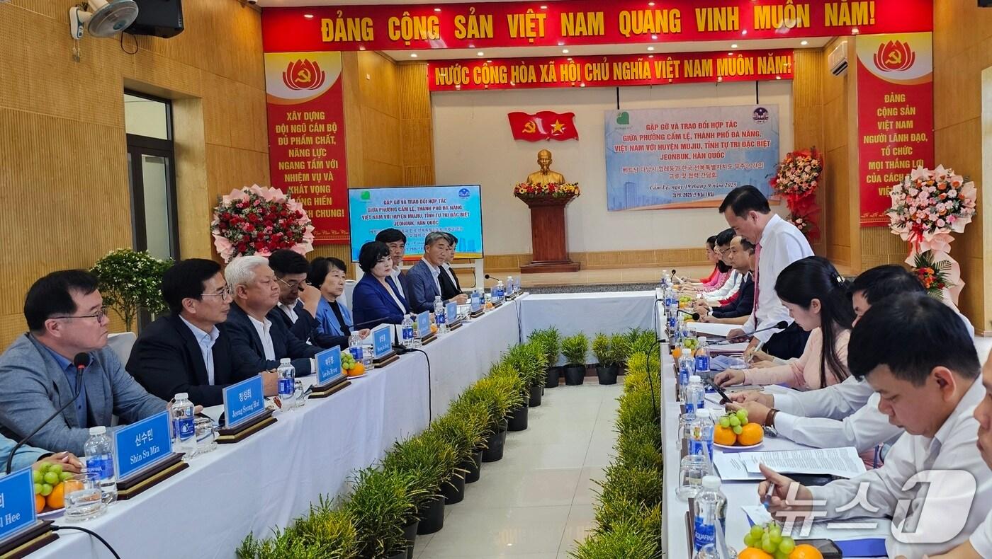 황인홍 무주군수를 비롯한 대표단이 국제 우호협력도시 베트남 다낭시 껌레동을 공식 방문해 교류활동을 하고 있다.&#40;무주군 제공. 재판매 및 DB 금지&#41;