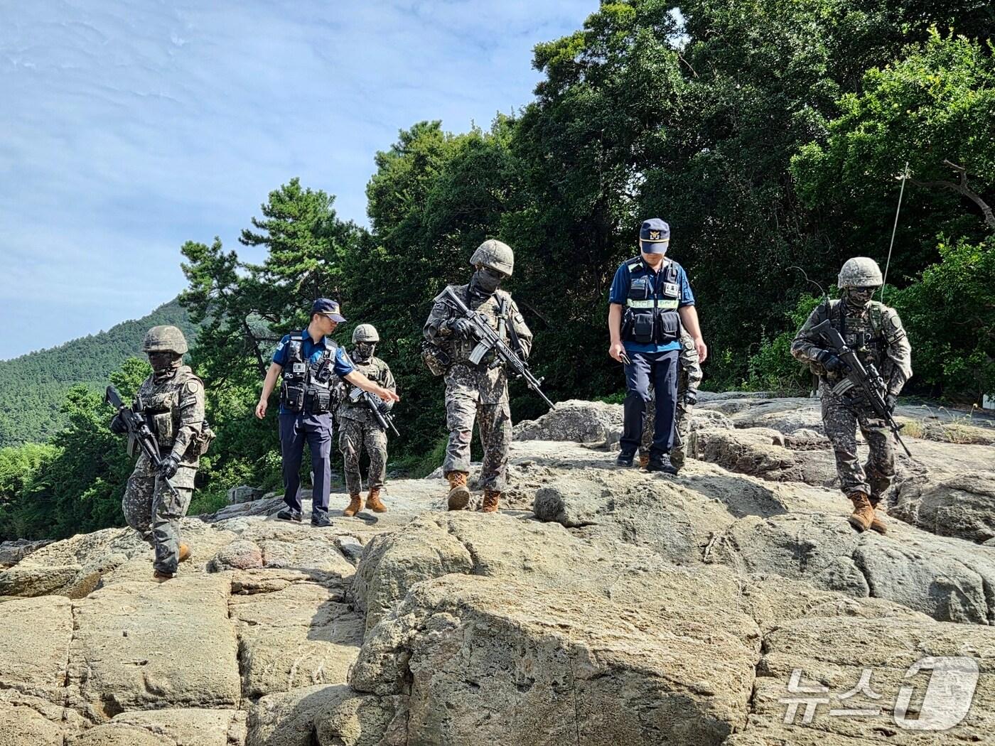 본문 이미지 - 육군 31사단 장병들과 경찰이 작전지역 해안선을 따라 정밀 수색을 벌이고 있다.&#40;31사단 제공. 재판매 및 DB 금지&#41; 2025.9.19