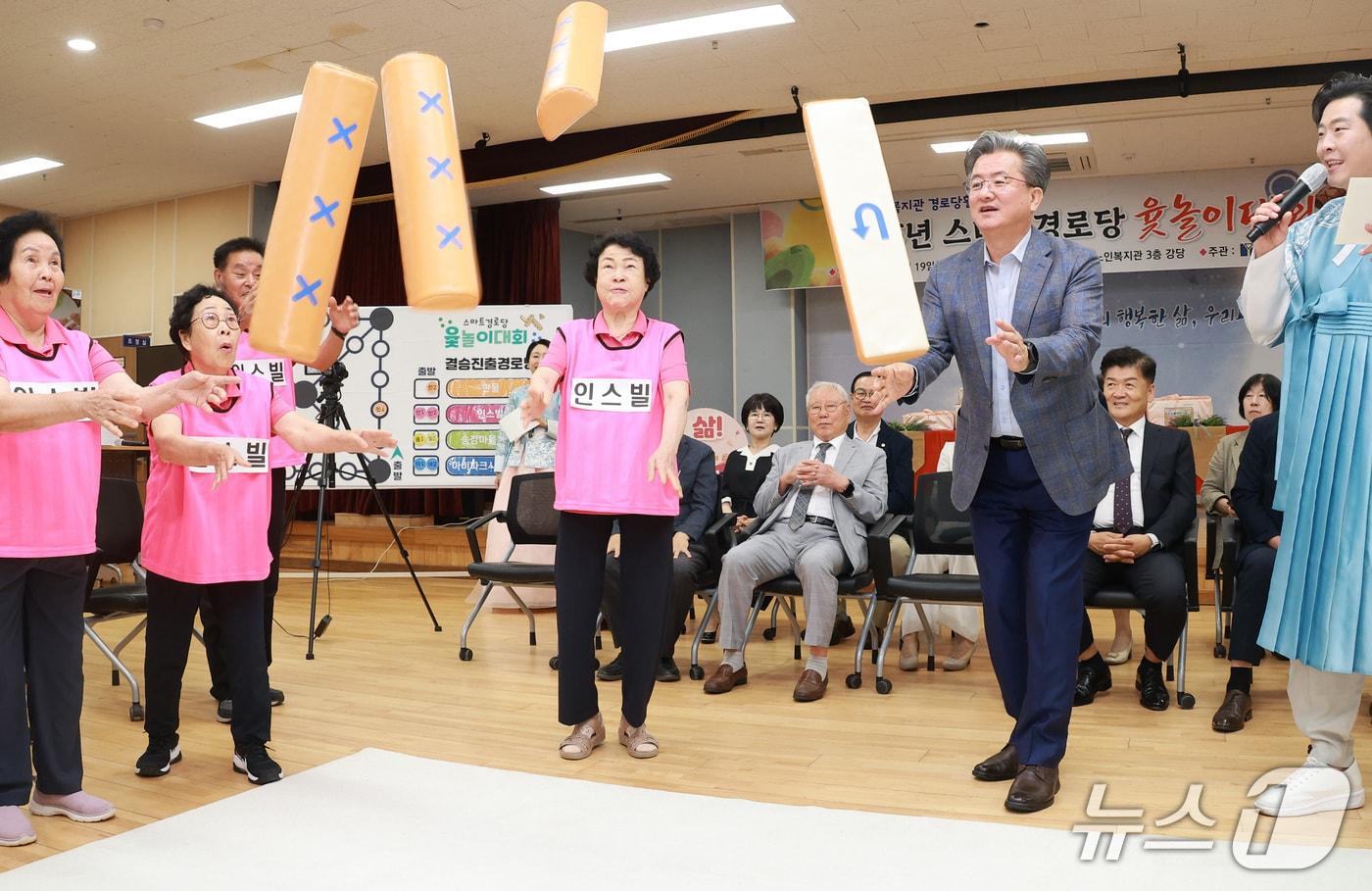 본문 이미지 - 정용래 유성구청장이 19일 유성구노인복지관에서 열린 ‘2025년 제4회 스마트경로당 온라인 윷놀이 대회’에서 어르신과 윷가락을 던지고 있다.(유성구 제공. 재판매 및 DB금지)/뉴스1가락을