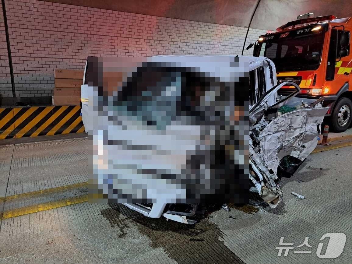 본문 이미지 - 강원 양구 국도 46호선 웅진터널 교통사고 현장.(강원도소방본부 제공, 재판매 및 DB금지)