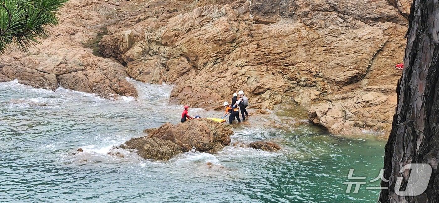  태안 해경이 갯바위 고립 낚시객을 구조하고 있다. (태안해경 제공, 재판매 및 DB금지) / 뉴스1